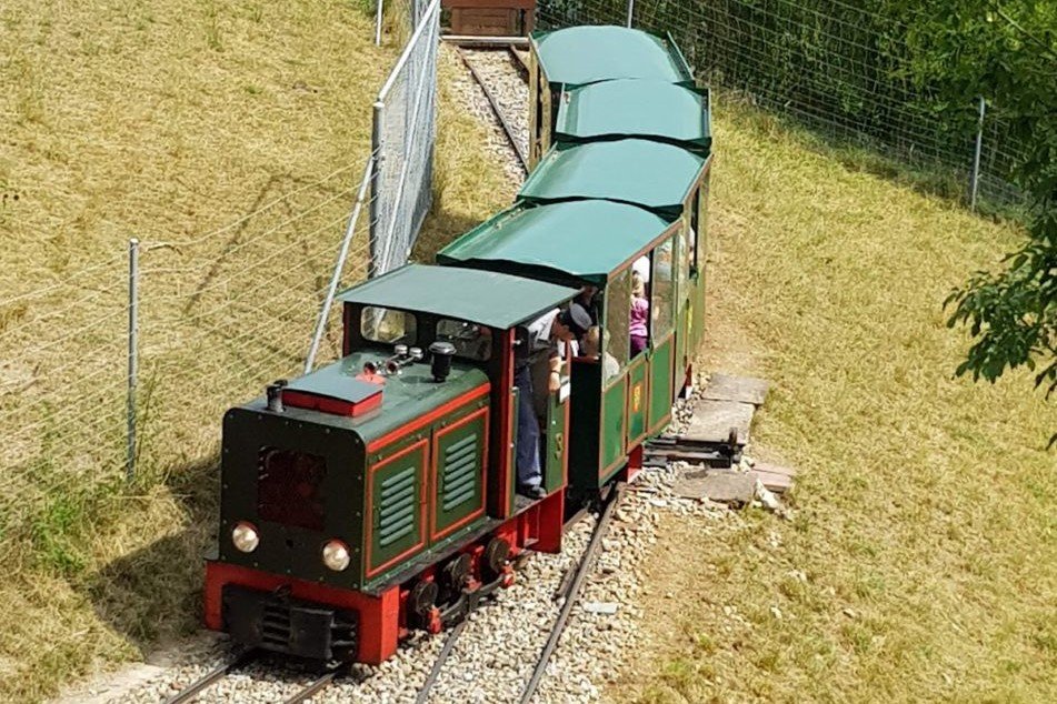 Fahrt mit der Stollenbahn zum Bergwerkstollen, Bergwerksilo Herznach