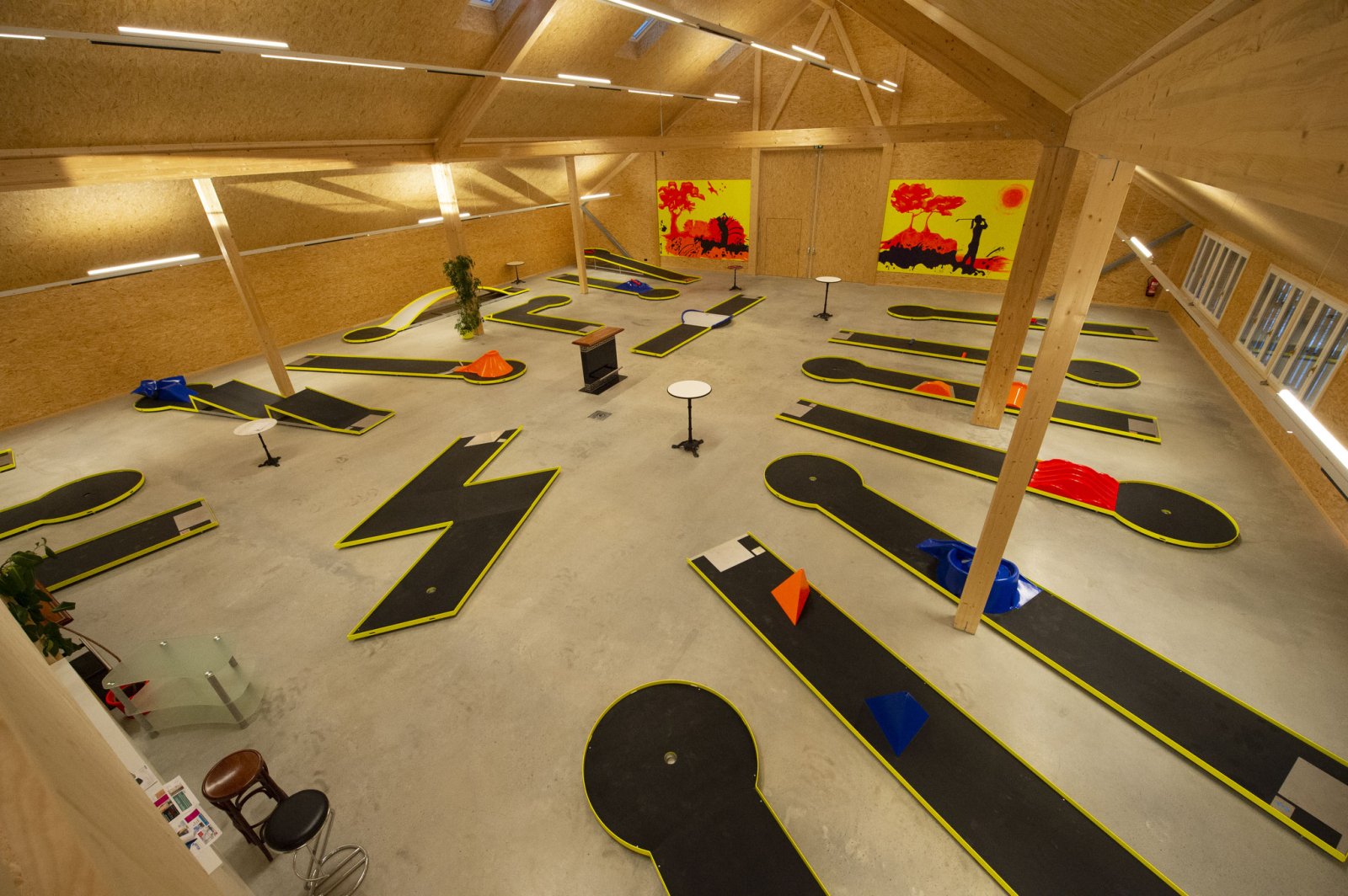 Blick von der Galerie auf die 18-Loch-Indoor-Minigolf-Anlage in Ruswil bei Normallicht