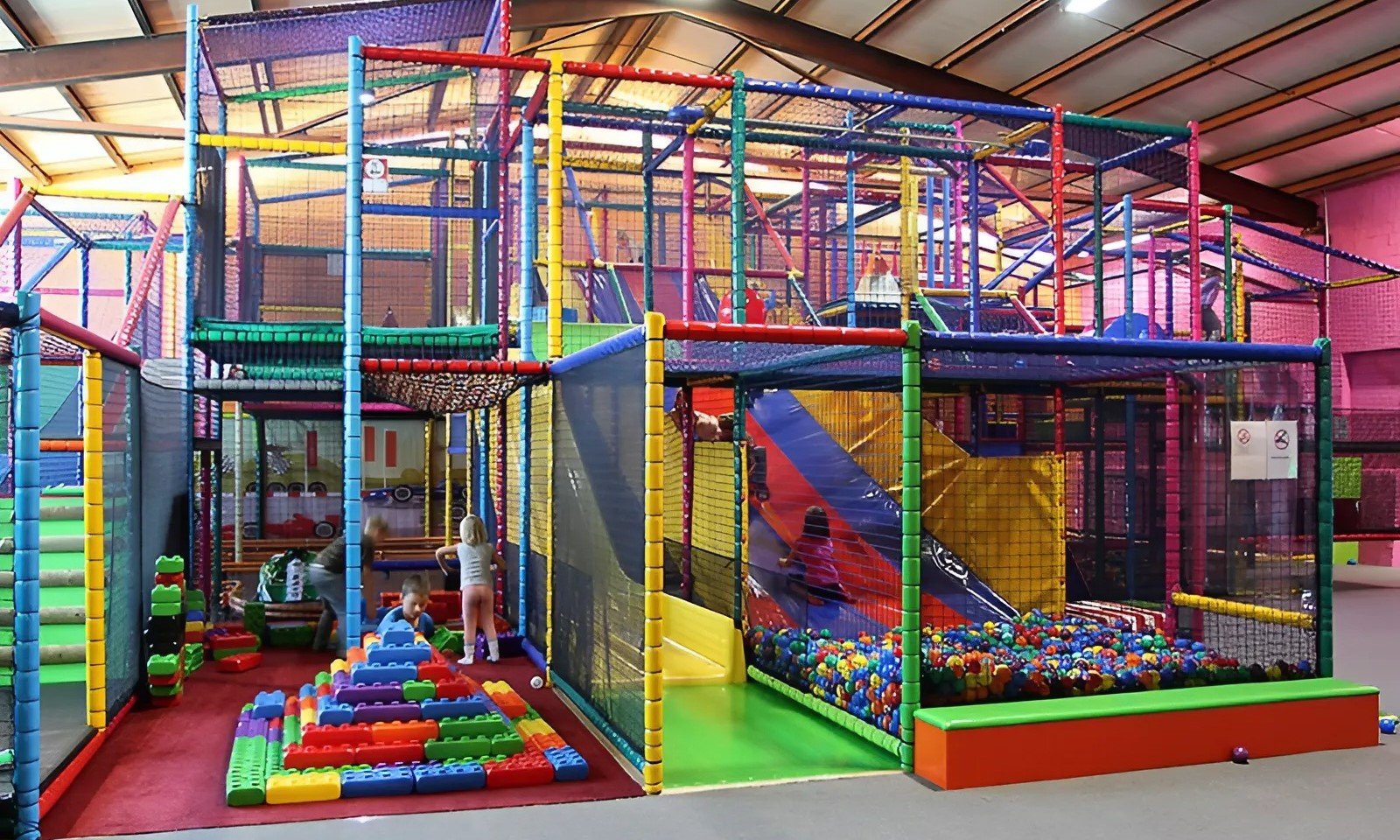 Klettern im Indoor-Kinderspielplatz Hüpfburg Ziegelei in Einsiedeln.