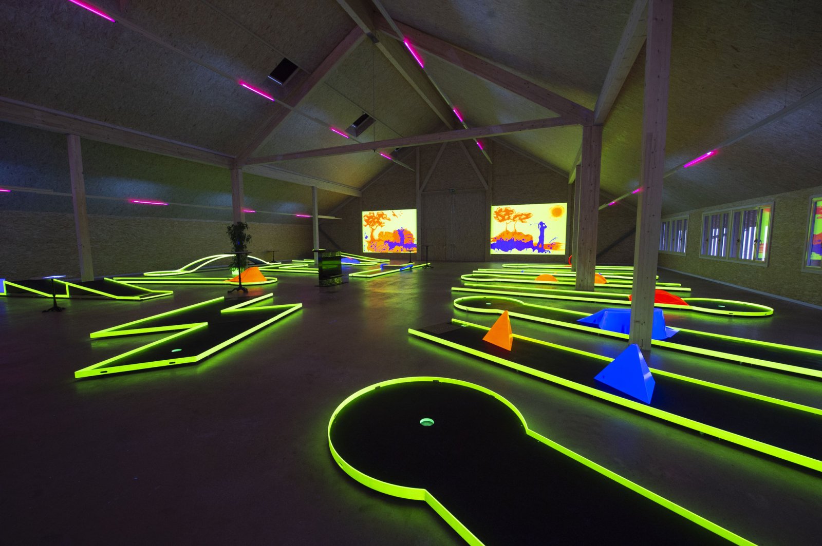 Blick von der Galerie auf die 18-Loch-Indoor-Minigolf-Anlage in Ruswil bei Schwarzlicht