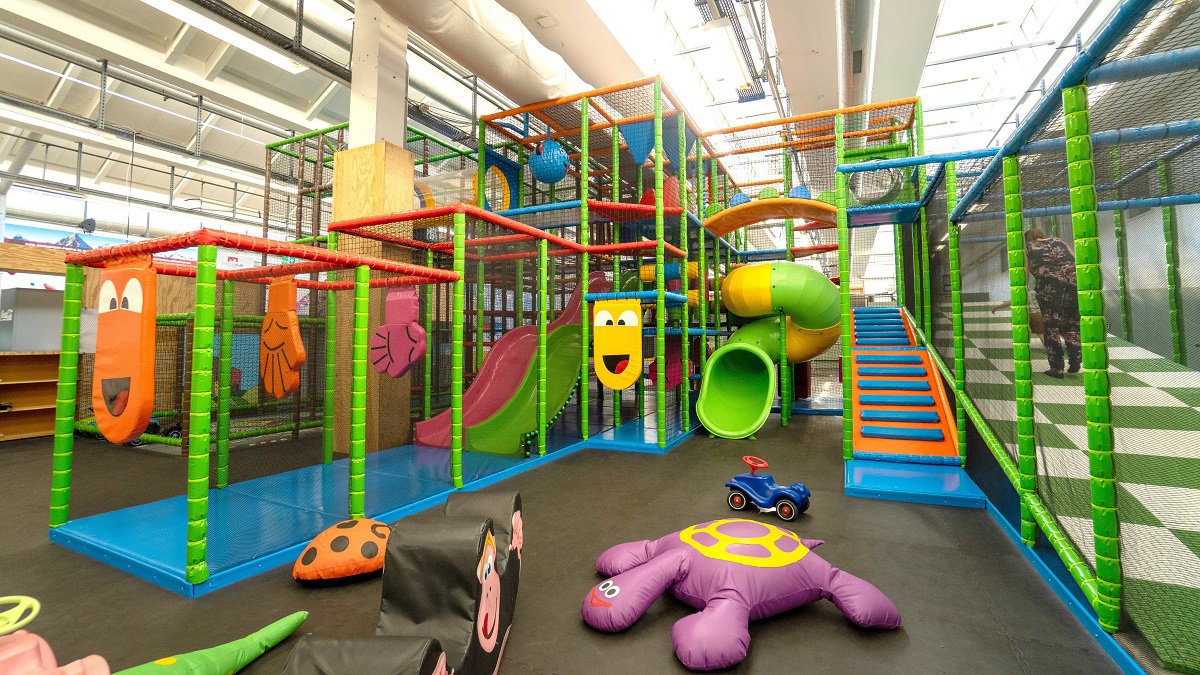 Kletterbereich mit Rutschen im Spiilruum im Freiruum in Zug