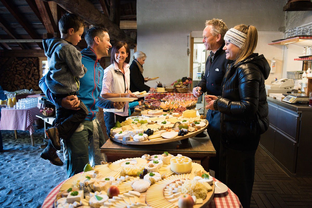 Alp-Brunch mit Käse-Buffet in der Alp-Schaukäserei Morteratsch