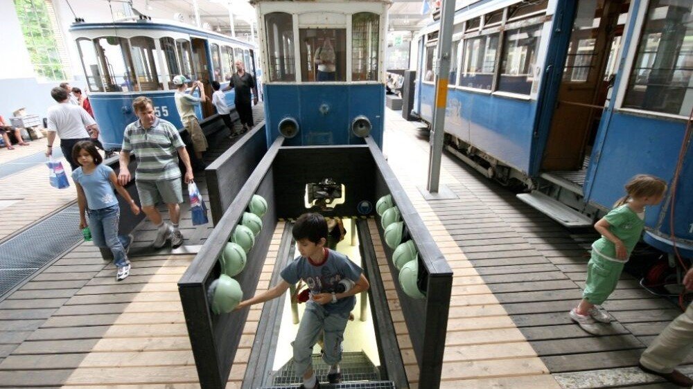 Besichtigung eines Trams von unten, Tram-Museum Zürich, Burgwies