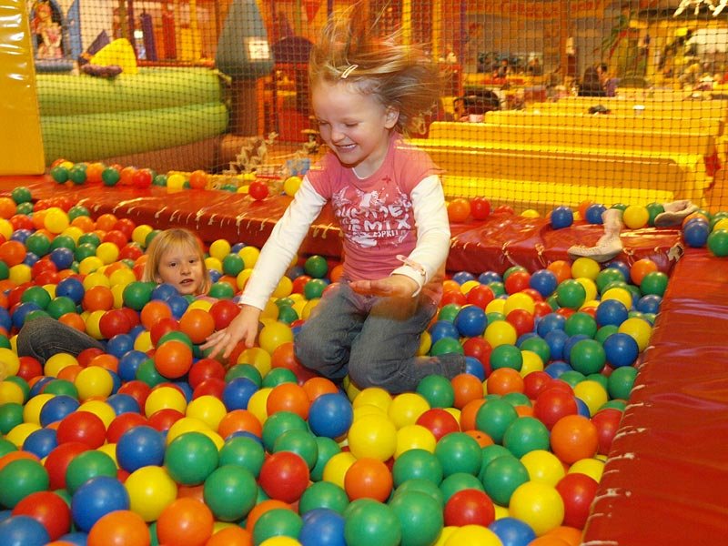 Bälle-Pool im Indoor-Spielplatz Trampolino Kinderparadies in Dietikon
