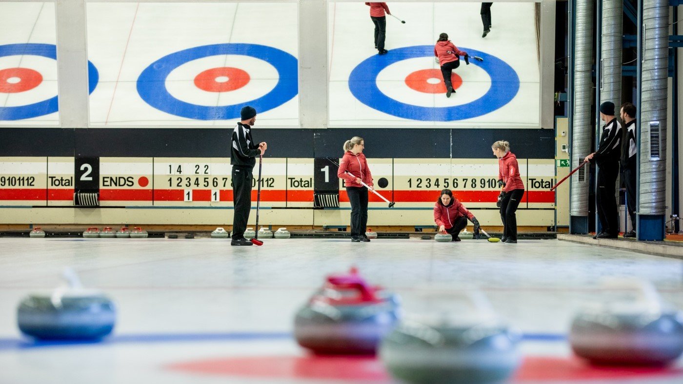 Curling in der Curlinghalle im Sportzentrum Grindelwald - Foto: David Birri