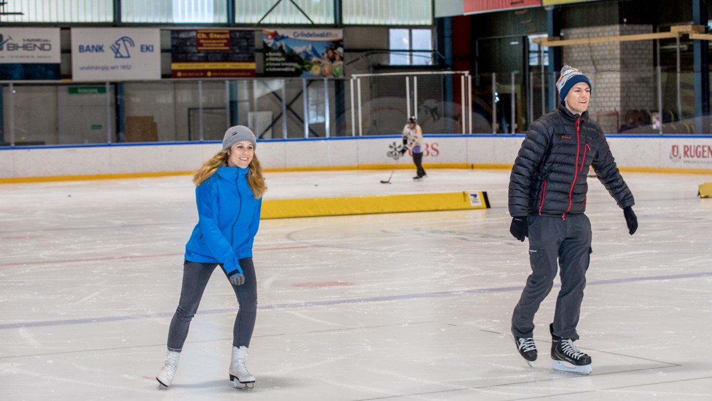 Eishalle, Eislauf und Hockey im Sportzentrum Grindelwald - Foto: David Birri