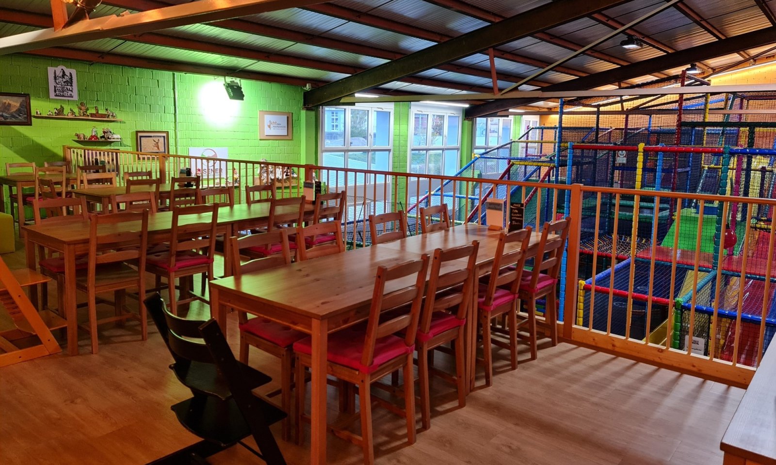 Etwas essen oder einen Kaffee trinken - und die Kinder trotzdem im Blick behalten © Hüpfburg Ziegelei in Einsiedeln.