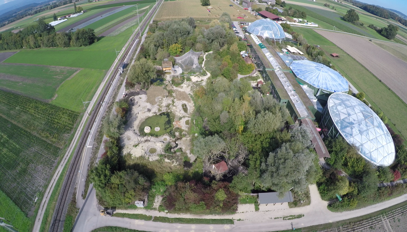 Luftbild mit Sicht auf das Gelände des Papilioramas in Kerzers, Freiburg