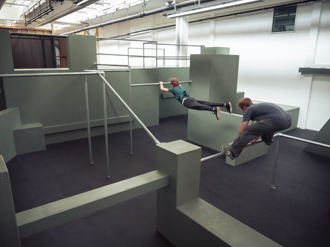 Im Parkour gilt es Hindernisse schnell und effizient zu überwinden, Freiruum Zug.