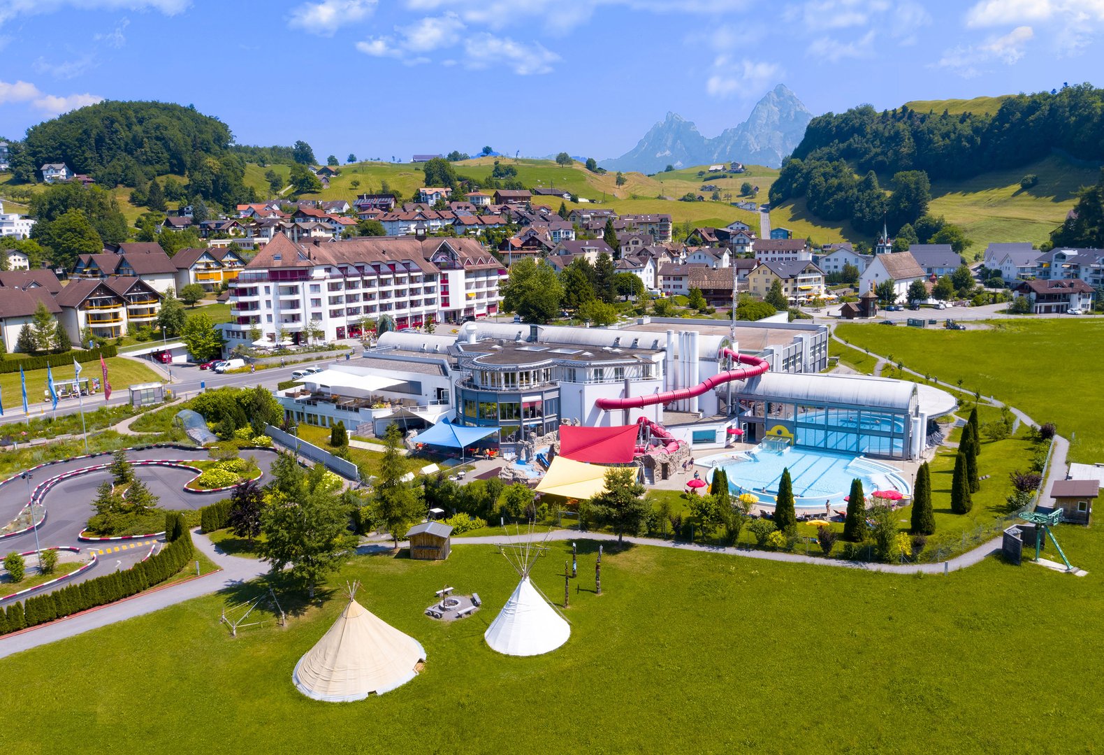 Sicht auf das Gelände und die Anlagen des Swiss Holiday Park in Morschach